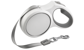 Biała rozciągliwa smycz dla psa z ergonomiczną szaro-rączką, do 5 metrów, z mocnym klipsem do przyczepienia.