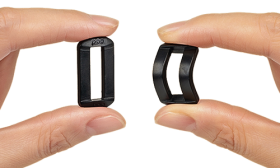 Zestaw czterech sportowych skarpetek dla psa w szarym kolorze z antypoślizgowymi podeszwami, lekkie i wodoodporne.