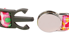 Czerwona obroża dla kota w kratkę, z metalową klamrą, 1 cm szerokości, z bezpiecznym zapięciem i srebrnym dzwonkiem.