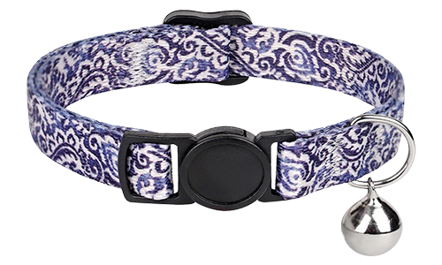 Obroża dla Kota z Systemem Automatycznego Odpinania w Stylu Boho Boho-style obroża dla kota z łatwym zapięciem w niebiesko-biały wzór, regulowana, lekka, z srebrnym dzwonkiem.