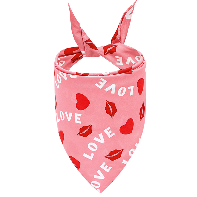 Bandana dla Psa z Nadrukiem Miłosnym Różowa chustka dla psa z napisem 'LOVE', czerwonymi sercami i ustami, idealna na Walentynki, do prania ręcznego i w maszynie.