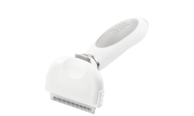 Mała biała szczotka do linienia psa z drobnymi metalowymi zębami i ergonomiczną rączką, do usuwania luźnego sierści.