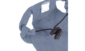 Corgi w oddychającym niebieskim sportowym kapeluszu dla psa, lekki, regulowany pasek zapewnia bezpieczne dopasowanie.